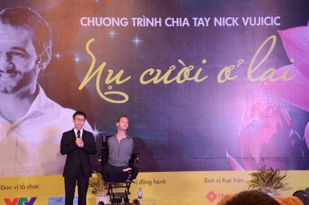 Nick Vuijicic nói lời cảm ơn và chia tay cùng báo giới vào sáng 26/5