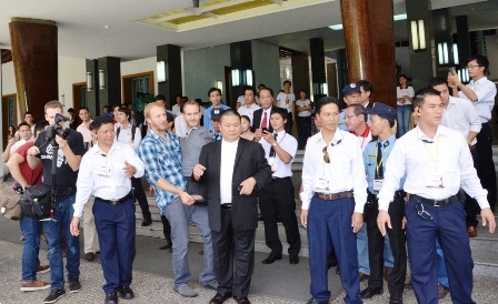 Nick được người hỗ trợ đưa ra khỏi Hội trường Thống Nhất