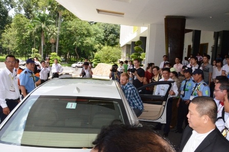 Rất đông phóng viên và thành viên ban tổ chức đưa tiễn anh