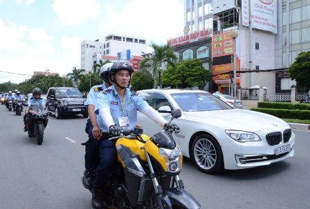 Đoàn mô tô hộ tống Nick ra sân bay