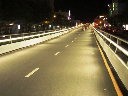 Toàn cảnh cây cầu dùng hệ thống đèn led để chiếu sáng trong đêm.