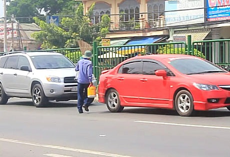 Đi bộ cũng phải đúng luật - 1 Đi bộ không đúng luật dễ gây ra tai nạn cho chính
mình (ảnh: Trung Kiên)