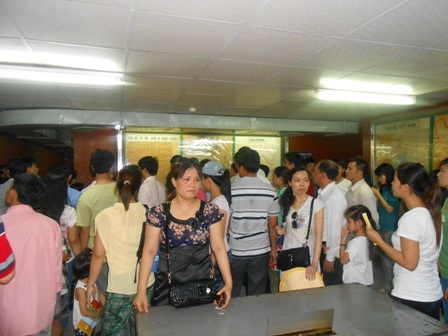 Bên trong dinh hầu như chật kín du khách