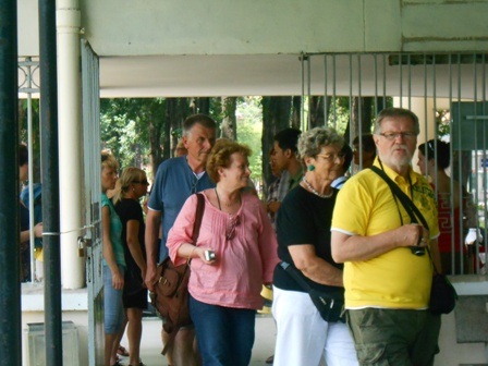 Bên trong dinh hầu như chật kín du khách