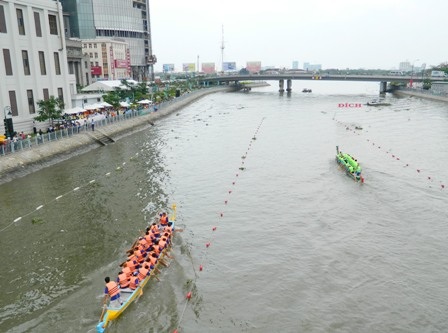 TPHCM: Xem đua thuyền trên kênh Bến Nghé