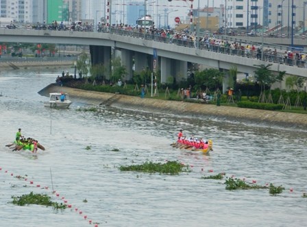 Dù thời tiết bất lợi nhưng hàng người vẫn tụ tập theo dõi, cổ vũ cho các đội thi