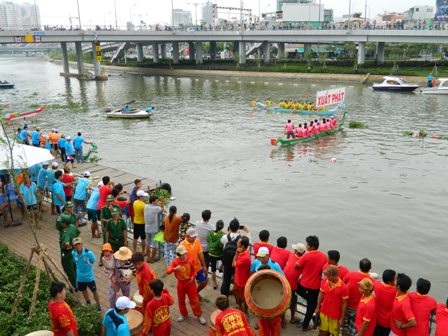 Dù thời tiết bất lợi nhưng hàng người vẫn tụ tập theo dõi, cổ vũ cho các đội thi