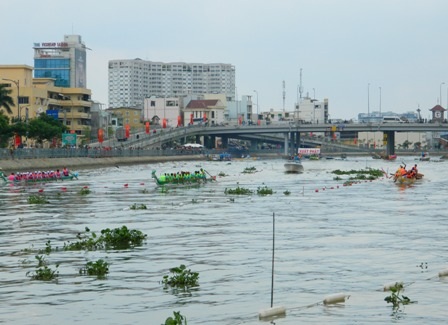 Thời tiết khó chịu và lục bình đầy kênh gây trở ngại rất nhiều cho các vận động viên