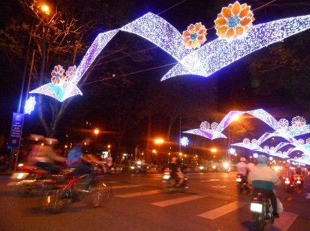 Ngắm pháo hoa, dạo "phố ánh sáng" dịp 30/4 – 1/5 - 8 Rất nhiều người dân đến tham quan hằng đêm