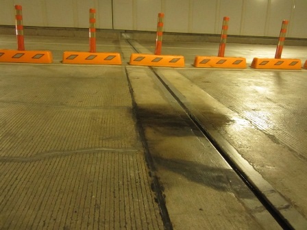 Vệt thấm nước nằm ngay hai khe nứt đã trám trét từ trước