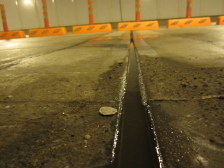 Nước thấm theo khe thu nước giữa 2 đốt hầm