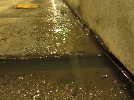 Chảy tụ về góc hầm và đọng thành vũng