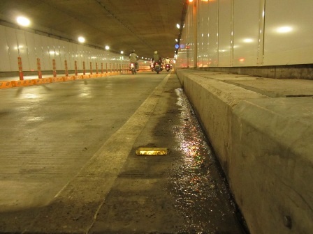 Và chảy về phía miệng thoát nước của hầm