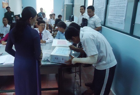 Các thí sinh kiểm tra niêm phong đề thi