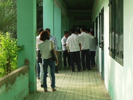 Các thí sinh di chuyển đến phòng thi