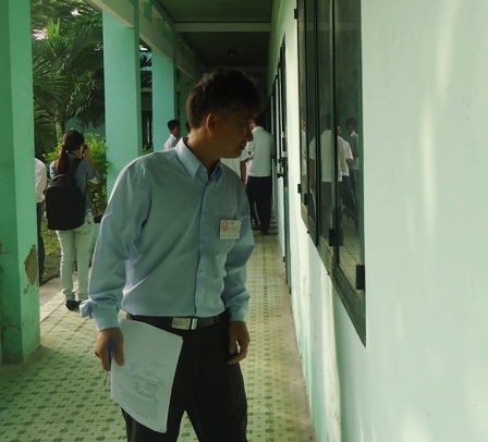 Giám thị kiểm tra phòng thi