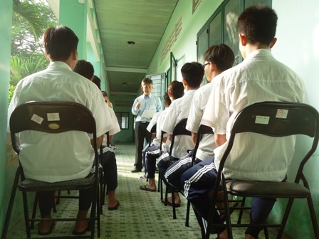 Thầy Nguyễn Văn Viên, Phó Chủ tịch Hội đồng coi thi phổ biến quy định phòng thi cho các thí sinh