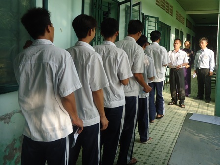 Những thí sinh đầu tiên được kiểm tra cho vào phòng thi