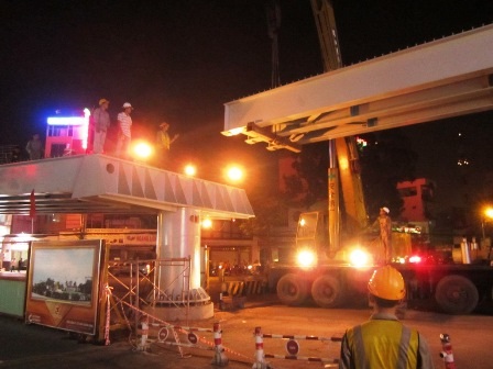 Và hối hả đưa vào vị trí