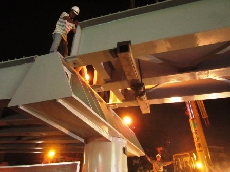 Và hối hả đưa vào vị trí