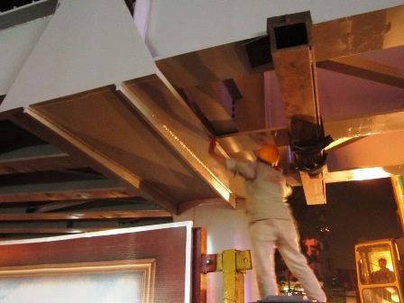 Bắt con bu lon cuối cùng cho thân cầu lắp ghép