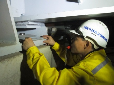 Bắt con bu lon cuối cùng cho thân cầu lắp ghép