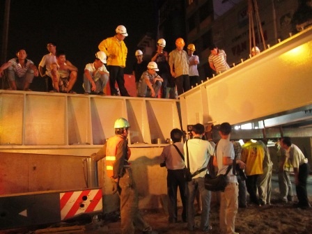 Rất đông phóng viên báo đài và người dân chờ đợi chứng kiến giây phút này