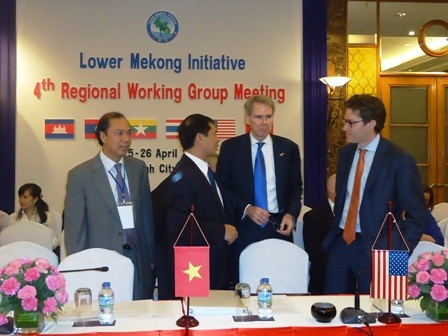 Các Trưởng đoàn trao đổi trước giờ khai mạc cuộc họp