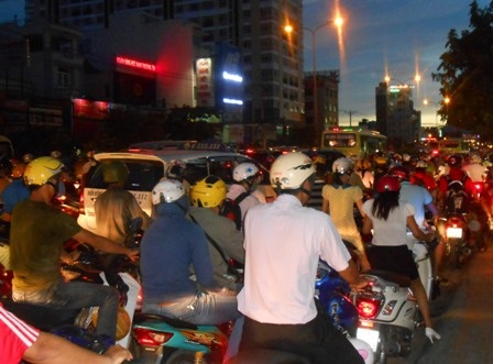 Cả vạn người chôn chân hàng tiếng đồng hồ vào tối 20/5