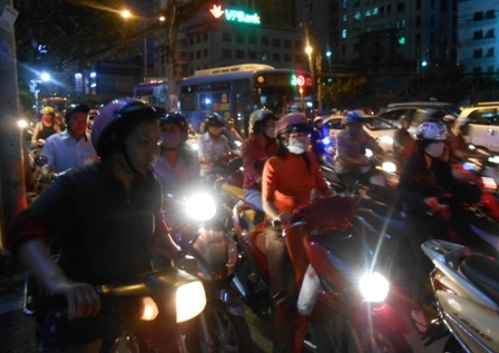 Càng về tối, giao thông càng tồi tệ, dòng người kéo dài cả cây số