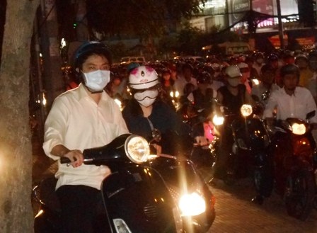 Nhiều người mệt mỏi tấp xe lên vìa hè ngồi nghỉ, chờ hết kẹt mới đi