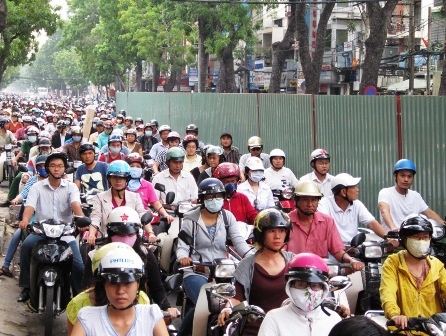 Kẹt xe khủng khiếp xung quanh các công trình xây dựng cầu vượt bằng thép