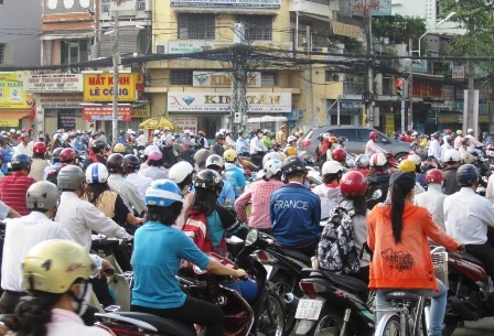 Hàng ngàn phương tiện chôn chân tại đây mỗi sáng sớm và chiều tối
