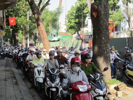 Xẻ vỉa hè cho xe đi cũng không ăn thua gì