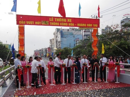 Sáng 27/4, cầu vượt lăng Cha Cả đã chính thức thông xe