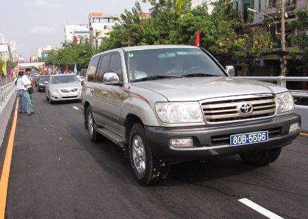 Những chiếc xe đầu tiên đi qua cầu vượt