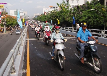 Sau lễ thông xe, người dân bắt đầu sử dụng cầu vượt này để đi qua nút giao Lăng Cha Cả