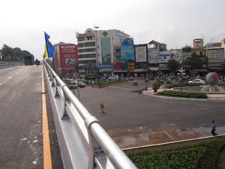 Xe lưu thông các hướng khác đi bên dưới cầu vượt