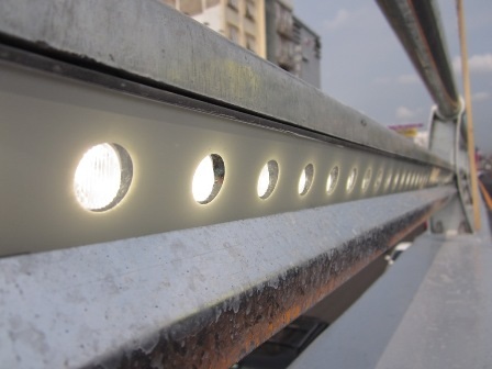 Hệ thống đèn led trên thành cầu