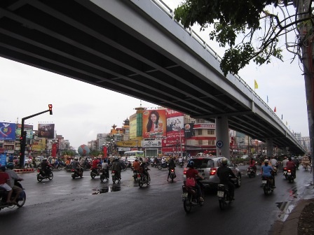 Xe cộ đông đúc trước khi cầu thông xe