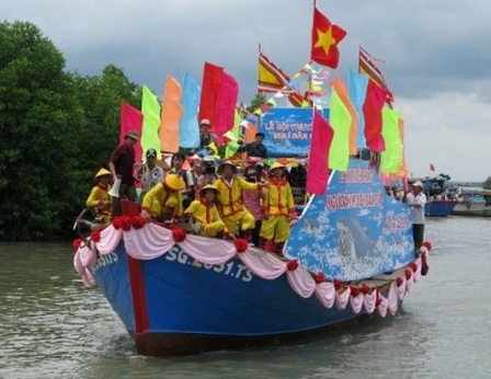 Đưa lễ hội nghinh Ông Cần Giờ vào danh mục di sản quốc gia - 1 Đoàn thuyền rồng rước ông Thủy tướng trong lễ hội nghinh Ông ở Cần Giờ (ảnh: Sở Ngoại vụ TPHCM)