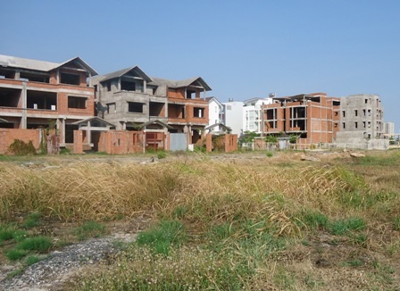 Chỉ toàn đất trống để cỏ dại mọc đầy và nhà hoang