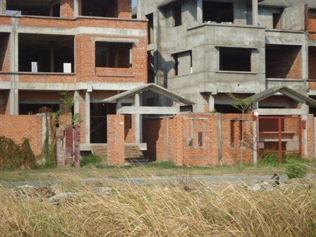 Những căn biệt thự tiền tỷ để mặc gió mưa