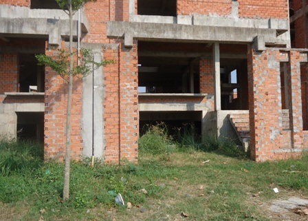 Nhưng hầu hết là để toang hoác, cỏ cây mọc đầy