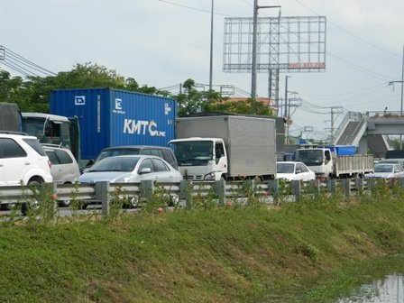 Chỉ thỉnh thoảng phương tiện trên làn xe ô tô di chuyển chậm do quá đông xe