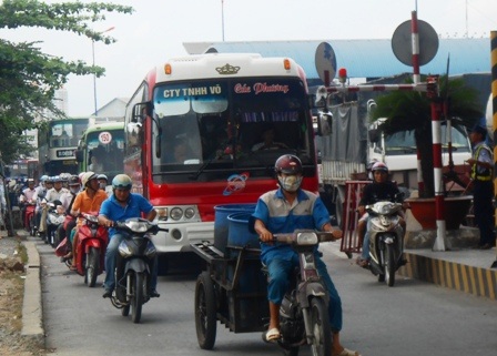 Tại trạm thu phí Xa lộ Hà Nội, các phương tiện di chuyển rất chậm