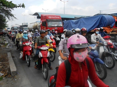 Dòng người, xe rồng rắn kéo dài tại khu vực này