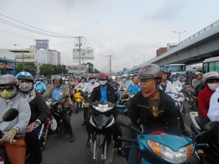 Tại khu vực ngã tư Thủ Đức, lượng xe rất đông nhưng không xảy ra ùn tắc