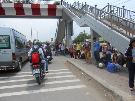 Khu vực trước cổng Suối Tiên khá nhốn nháo do lượng người đứng ven đường chờ đón xe đông