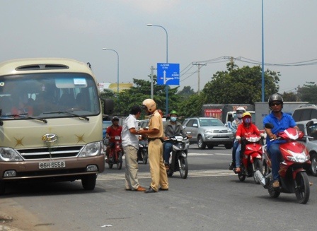 CSGT được tung ra chốt chặn và điều tiết giao thông từ sáng sớm tại khu vực Suối Tiên
